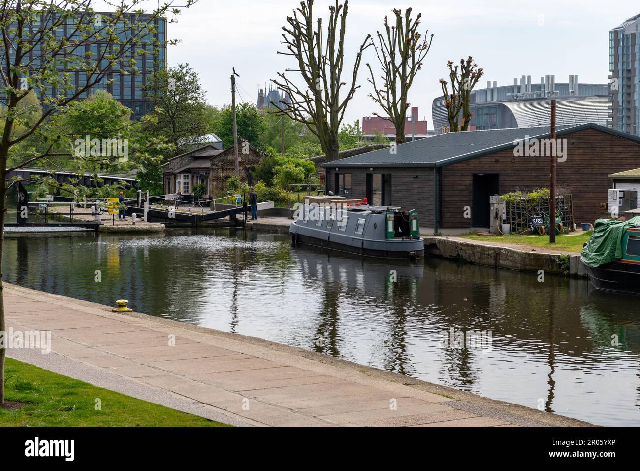 Londra. UK- 05.04.2023. Il blocco di St Pancras sul canale del Regent. Foto Stock