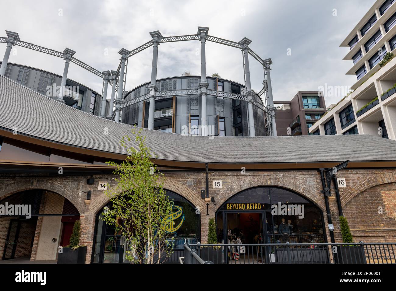 Londra. UK- 05.04.2023. Vista esterna degli edifici dei Gasholder dal Samsung KX in King's Cross. Foto Stock
