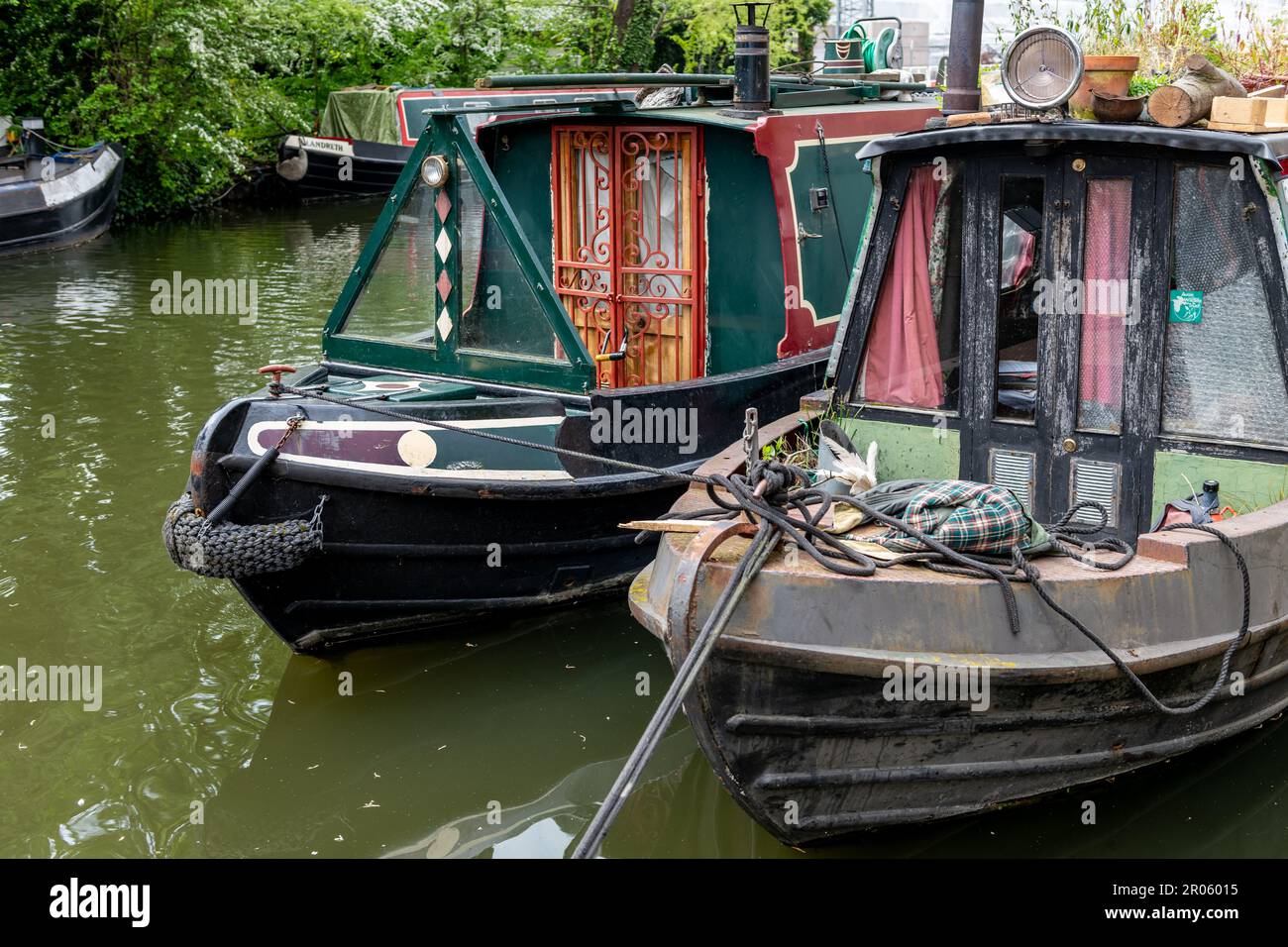 Londra. UK- 05.04.2023. Chiatte del canale ormeggiate sul Regent's Canal spesso utilizzate come case per vivere e uno stile di vita alternativo. Foto Stock