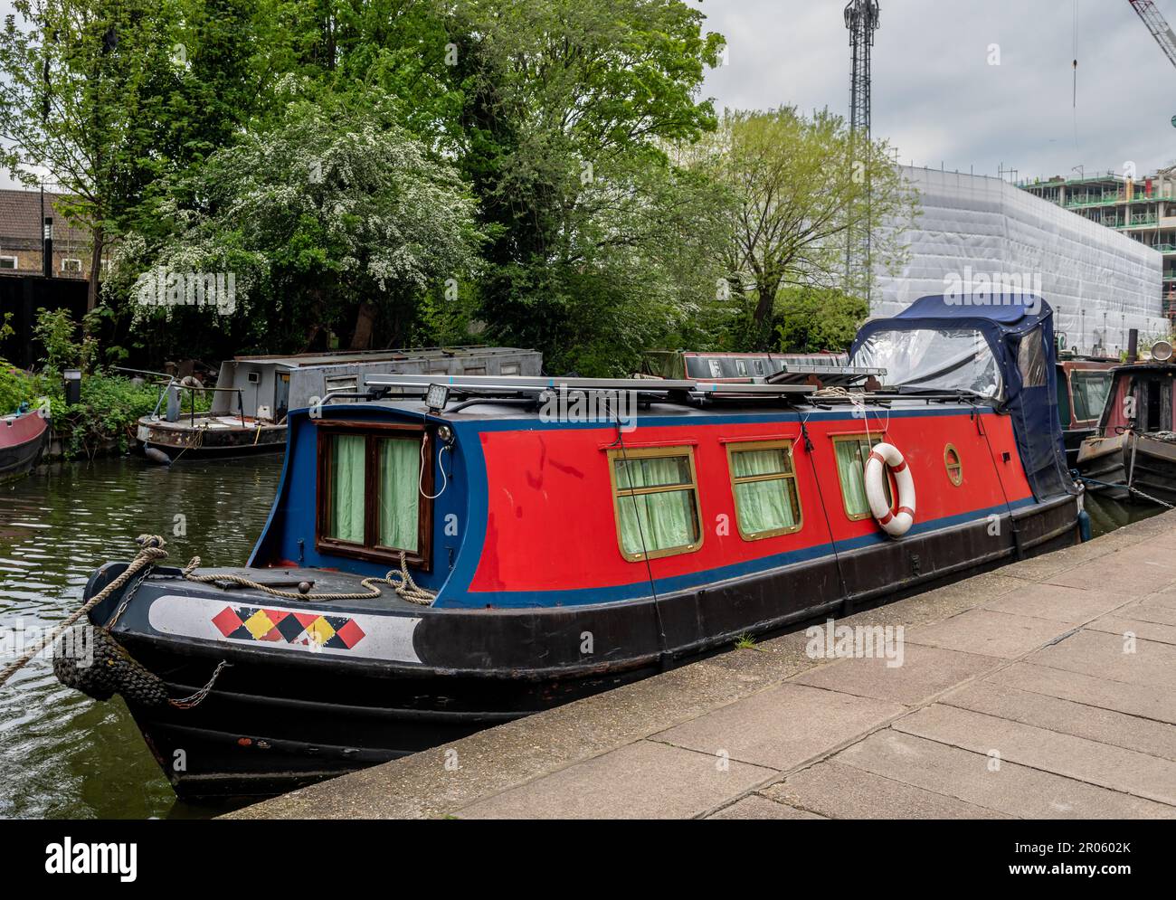 Londra. UK- 05.04.2023. Chiatte del canale ormeggiate sul Regent's Canal spesso utilizzate come case per vivere e uno stile di vita alternativo. Foto Stock