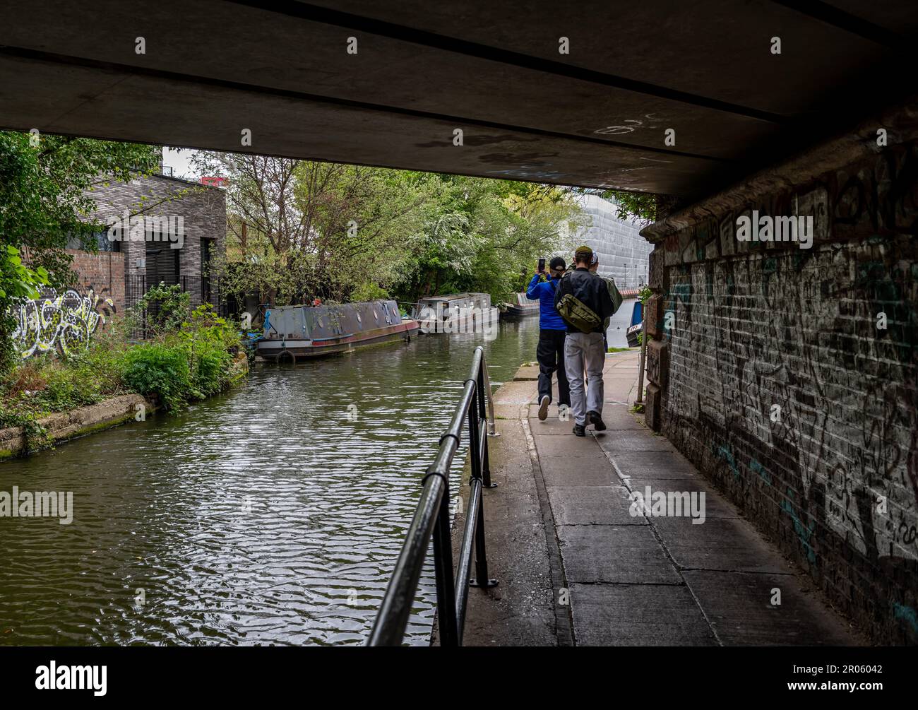 Londra. UK- 05.04.2023. L'alzaia del Regent's Canal con persone che si impegnano in attività ricreative come il ciclismo, passeggiate e visite turistiche. Foto Stock