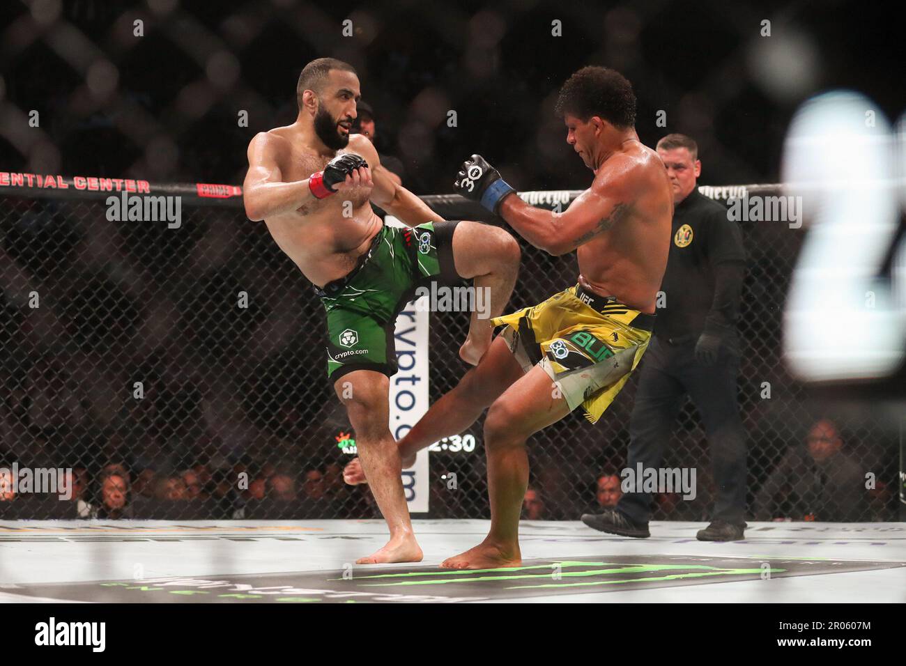 Newark, New Jersey, Stati Uniti. 6th maggio, 2023. Newark, NJ: BELAL MUHAMMAD(L) calci GILBERT BURNS(R) durante il bout Welterweight al Prudential Center, Newark, NJ Stati Uniti (Credit Image: © Justin Renfroe/ZUMA Press Wire) SOLO USO EDITORIALE! Non per USO commerciale! Foto Stock