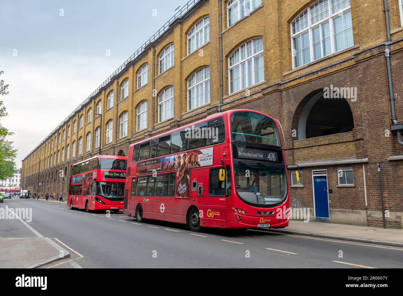 Londra. UK- 05.04.2023. Il lato della vecchia sezione della stazione ferroviaria di King's Cross con autobus rossi a due piani. Foto Stock