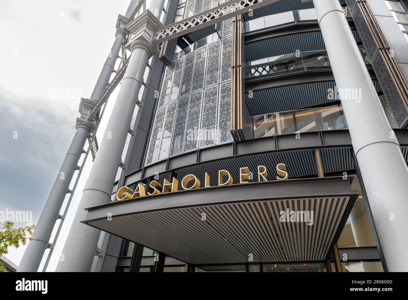 Londra. UK- 05.04.2023. La facciata e il nome del palazzo dei Gasholders 12 in King's Cross. Foto Stock