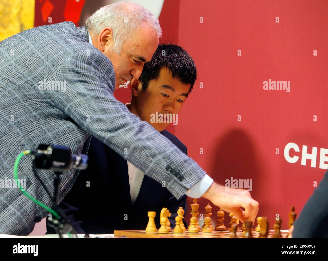 (230507) -- BUCAREST, 7 maggio 2023 (Xinhua) -- L'ex campione del mondo degli scacchi, Garry Kasparov (L) di Russia, compie la prima mossa simbolica per la partita del round 1 tra Ding Liren della Cina e Maxime Vachier-Lagrave della Francia al Grand Chess Tour 2023 nel centro di Bucarest, capitale della Romania, il 6 maggio 2023. (Foto di Cristian Cristel/Xinhua) Foto Stock