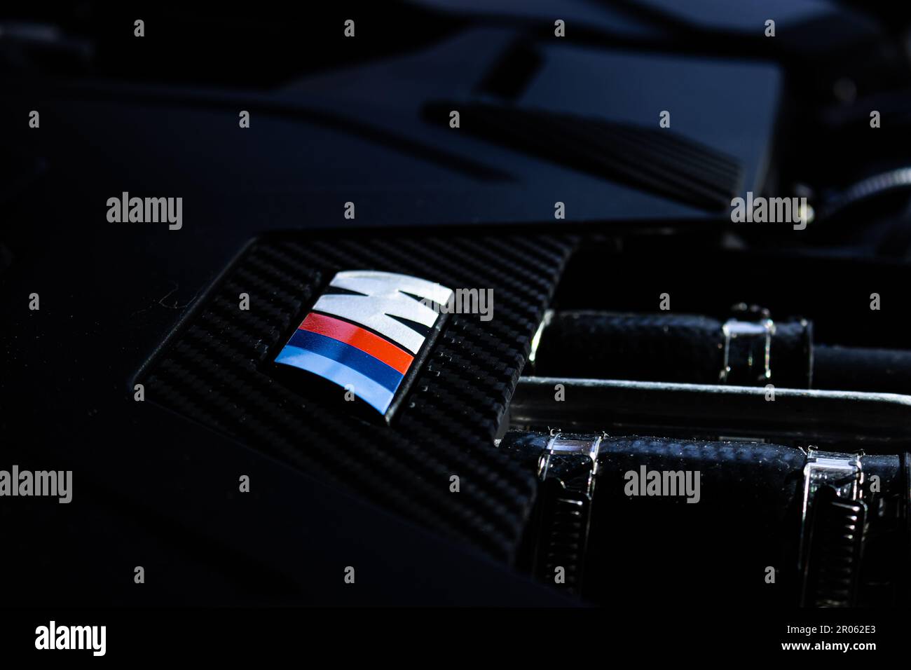 Logo BMW M sulla copertina del motore nella Coupé da competizione M8 Foto Stock
