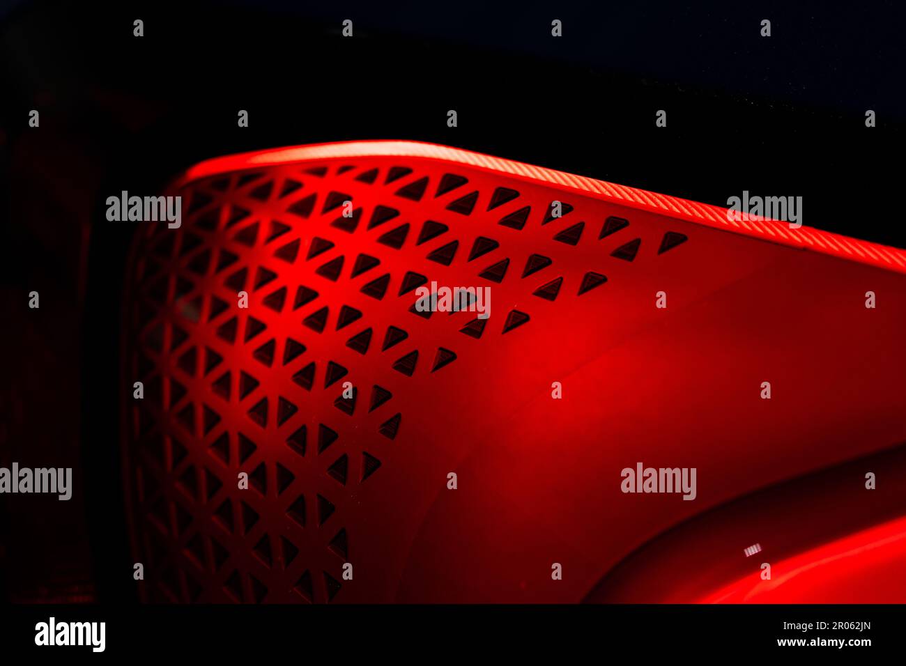Dettaglio schema geometrico nel fanalino di coda del veicolo BMW Foto Stock