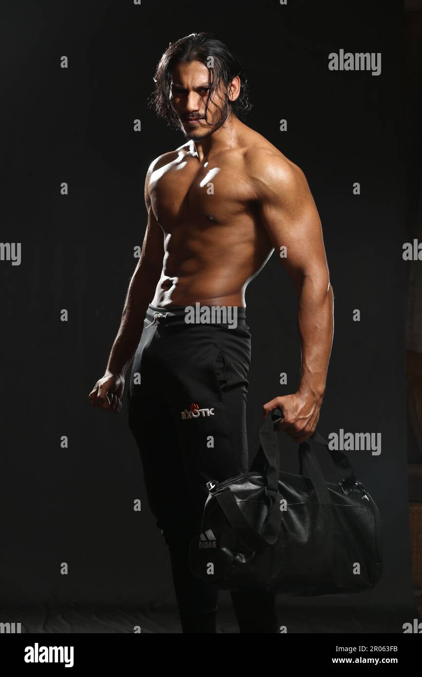 Ritratto di muscolare di metà uomo adulto in palestra Foto Stock
