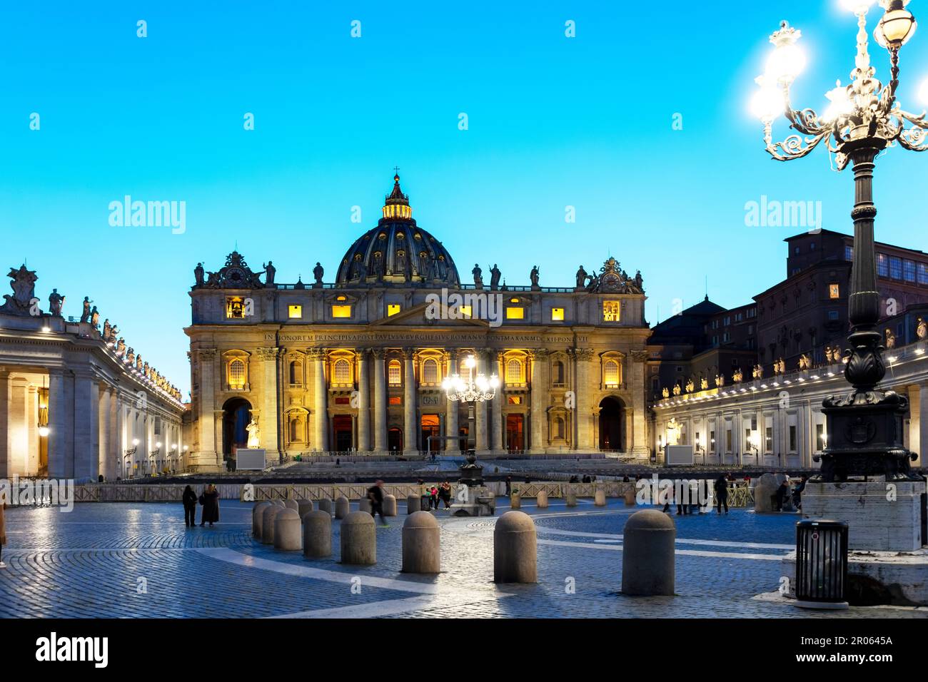 Persone di fronte a St. Basilica di Pietro alla luce della sera, Roma, Lazio, Italyhen vor dem Petersdom im Abendlicht, Rom, Lazio, Italien Foto Stock