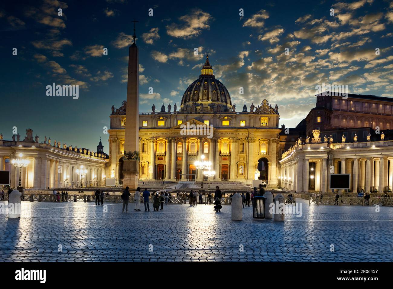 Persone di fronte a St. Basilica di Pietro alla luce della sera, Roma, Lazio, Italia Foto Stock