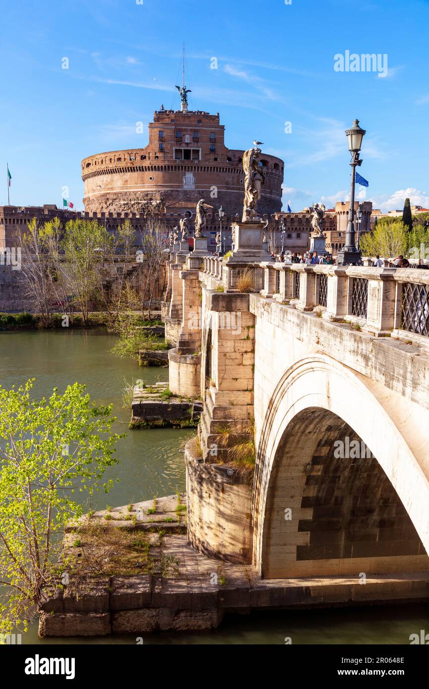 Turisti a Castel Sant'Angelo e Ponte Aelius sul Tevere, patrimonio dell'umanità dell'UNESCO, Roma, Lazio, Italia, Europa Foto Stock