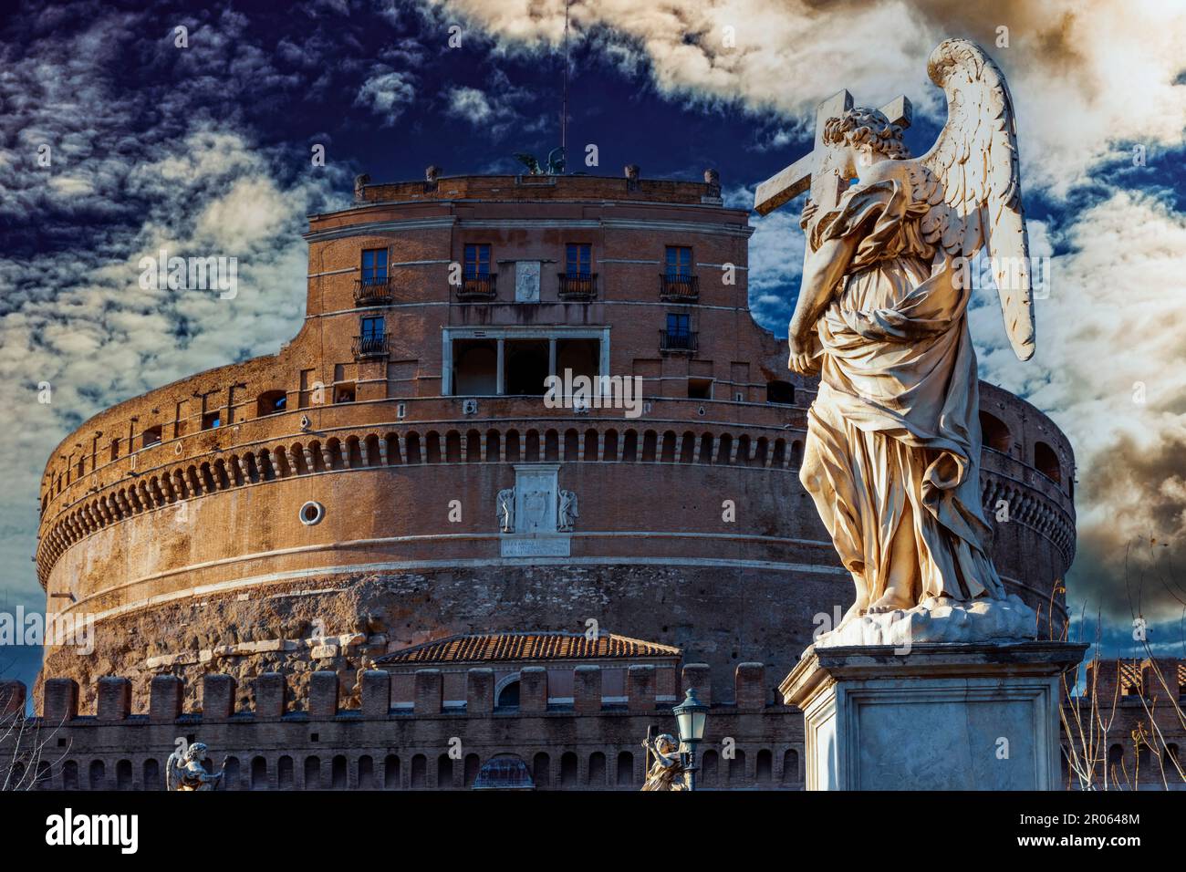 Scultura d'angelo di fronte a Castel Sant'Angelo, patrimonio dell'umanità dell'UNESCO, Roma, Lazio, Italia, Europa Foto Stock