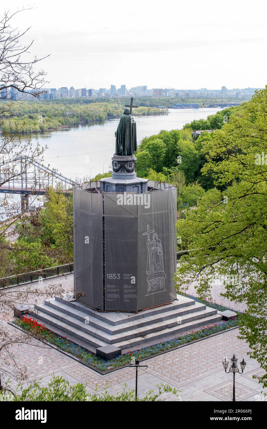 Monumento a Volodymyr il Grande nel parco di Kyiv, mese di maggio. Foto Stock