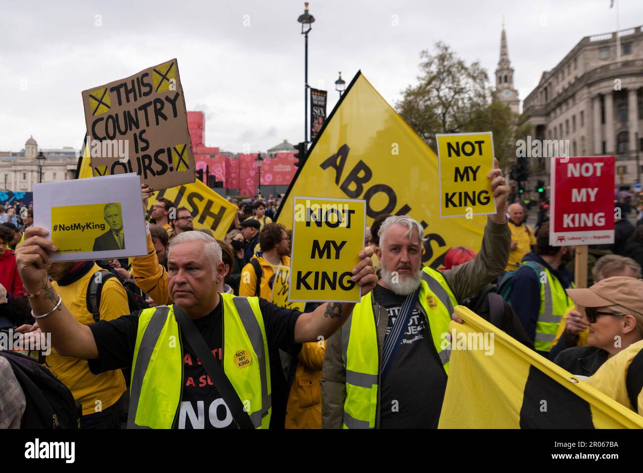Manifestanti di una protesta 'non mio re' durante l'incoronazione del re Carlo III a Westminster, Londra, Regno Unito. I membri della Repubblica protestano Foto Stock