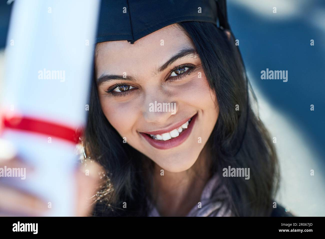La sua prova che si ottiene ciò per cui si lavora. Ritratto di un giovane laureato in possesso del diploma il giorno della laurea. Foto Stock