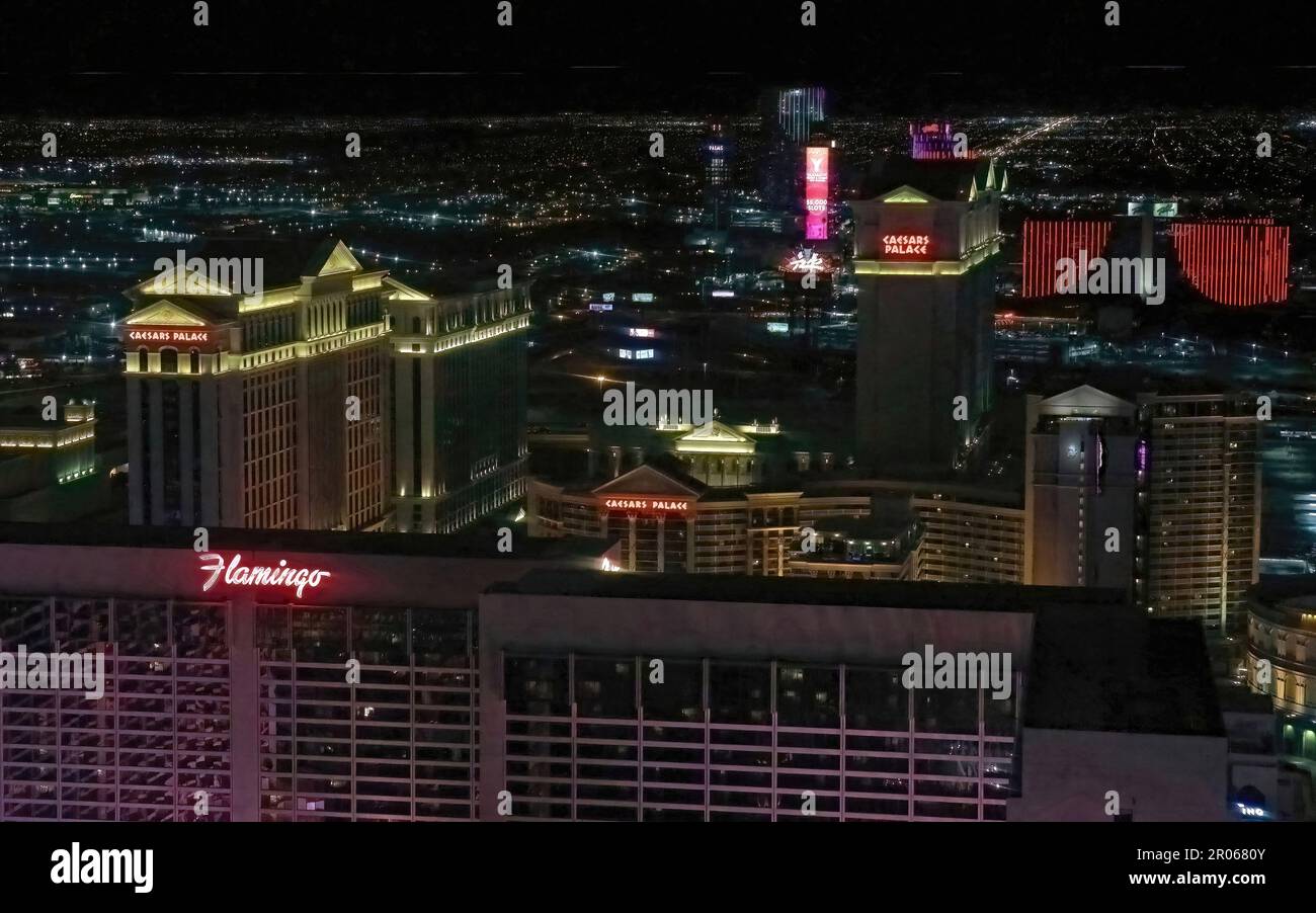 Vista aerea di notte con il Flamingo Las Vegas Hotel and Casino e Caesars Palace sulla Strip di Las Vegas, Nevada USA. Foto Stock