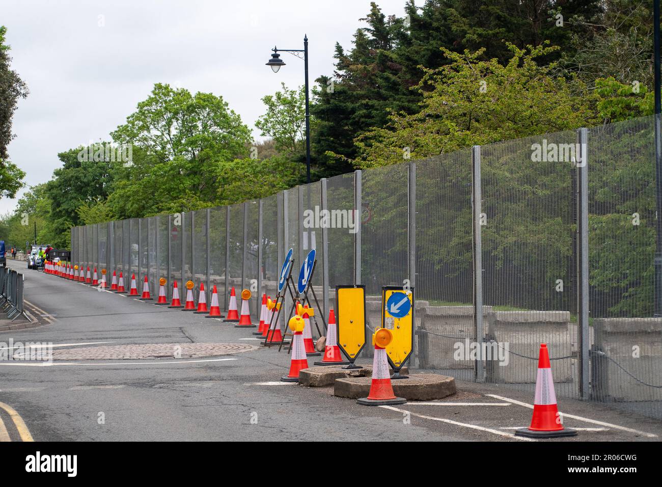 Windsor, Berkshire, Regno Unito. 7th maggio, 2023. Un anello di acciaio è stato messo in su intorno alle zone di Windsor oggi prima del concerto. Il Concerto di incoronazione porterà all'interno del parco privato del Castello di Windsor questa sera. 20.000 titolari di biglietti inizieranno a fare la coda sulla Long Walk prima del concerto. Credit: Maureen McLean/Alamy Live News Foto Stock