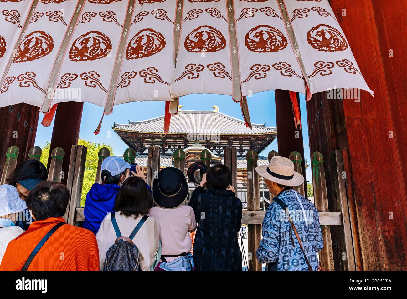 Turisti cinesi in visita al tempio Todaiji a Nara, Giappone (maggio 2023) Foto Stock