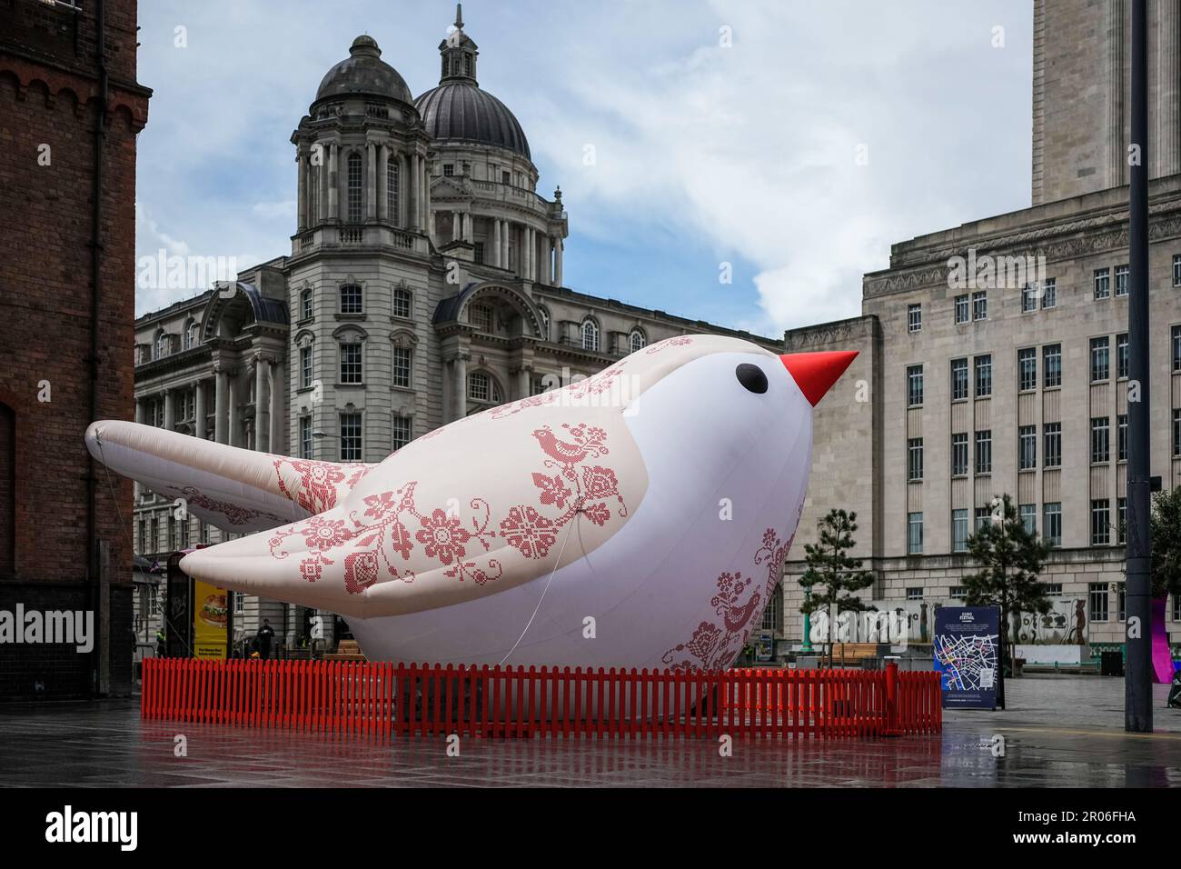 I songbirds Soloveiko rappresentano diverse regioni dell'Ucraina e sono progettati con un piumaggio unico. Anche conosciuto come il Nightingale in inglese, è l'uccello nazionale dell'Ucraina. È un simbolo di canto e felicità. 12 i songbirds Soloveiko provenienti da diverse regioni dell'Ucraina si trovano a Liverpool per Eurovisione 2023 Foto Stock