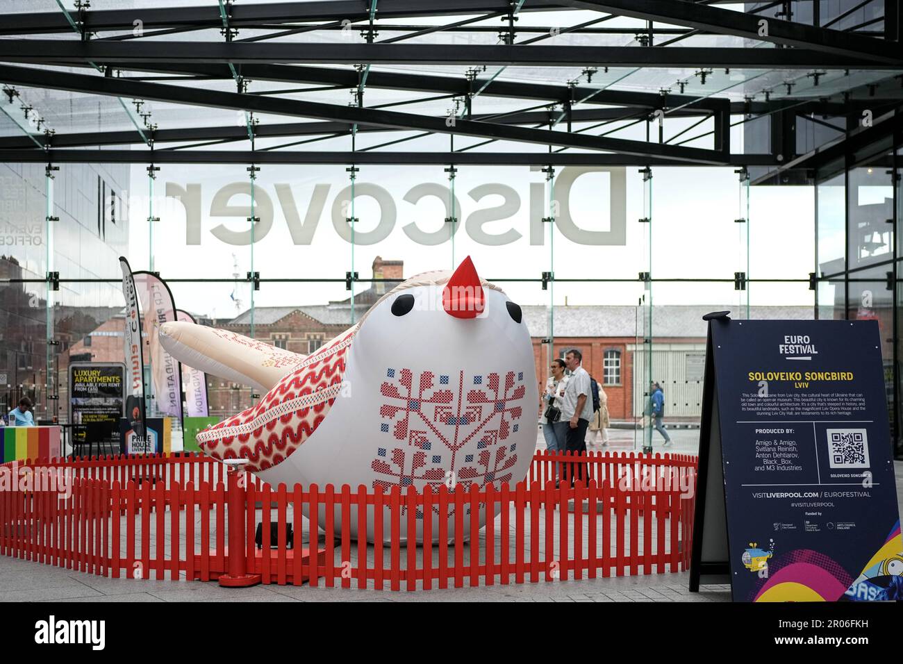 I songbirds Soloveiko rappresentano diverse regioni dell'Ucraina e sono progettati con un piumaggio unico. Anche conosciuto come il Nightingale in inglese, è l'uccello nazionale dell'Ucraina. È un simbolo di canto e felicità. 12 i songbirds Soloveiko provenienti da diverse regioni dell'Ucraina si trovano a Liverpool per Eurovisione 2023 Foto Stock