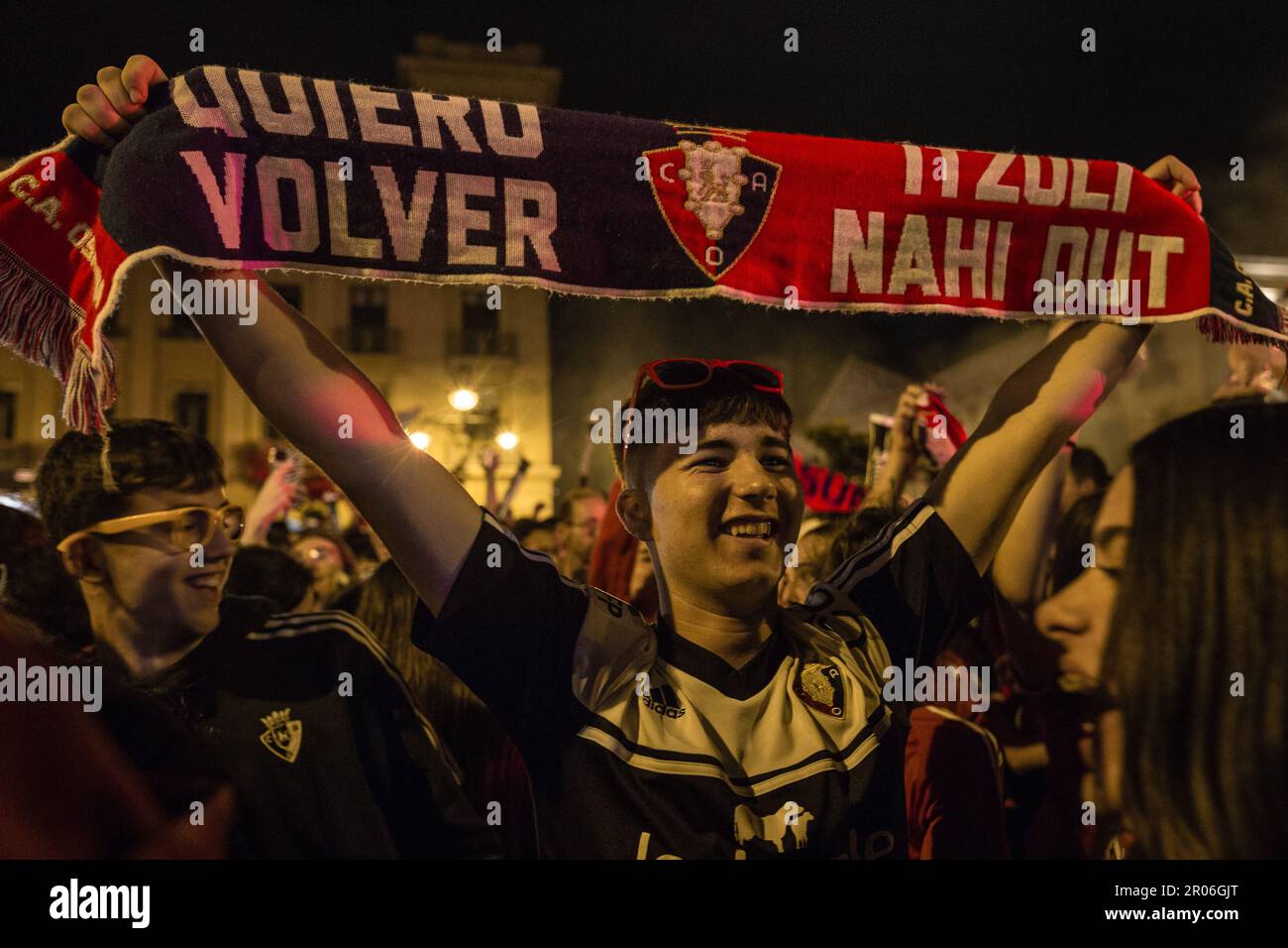 Pamplona, Spagna. 06th maggio, 2023. Un fan di Osasuna tiene nelle sue mani  una sciarpa che dice: Voglio tornare indietro finale della Coppa del Re  vissuto a Pamplona, tra CA Osasuna e