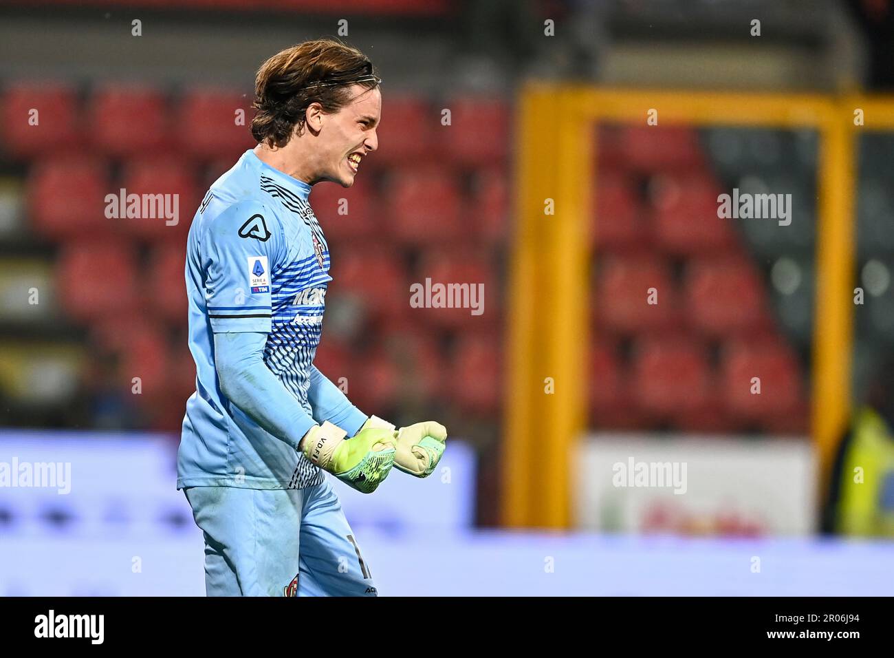 Marco Carnesecchi (Cremonese) durante la partita italiana 'SerieA' tra Cremonese 2-0 Spezia allo Stadio Giovanni Zini il 06 maggio 2023 a Cremona. Credit: Maurizio Borsari/AFLO/Alamy Live News Foto Stock