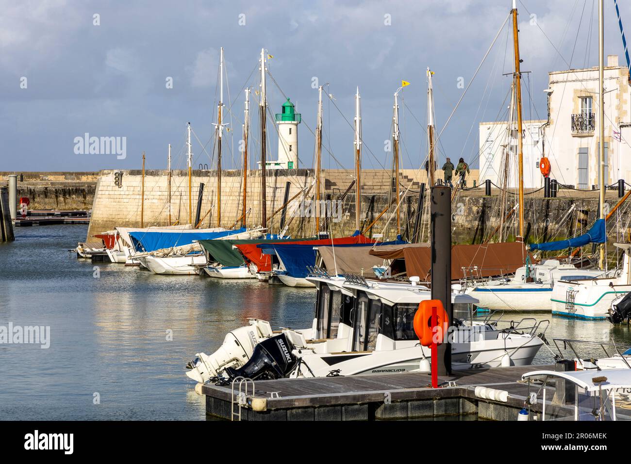 Il vecchio porto di pescatori di la flotte, Ile de Re è ora utilizzato dalle imbarcazioni da diporto e dalle classiche barche da pesca a vela Foto Stock