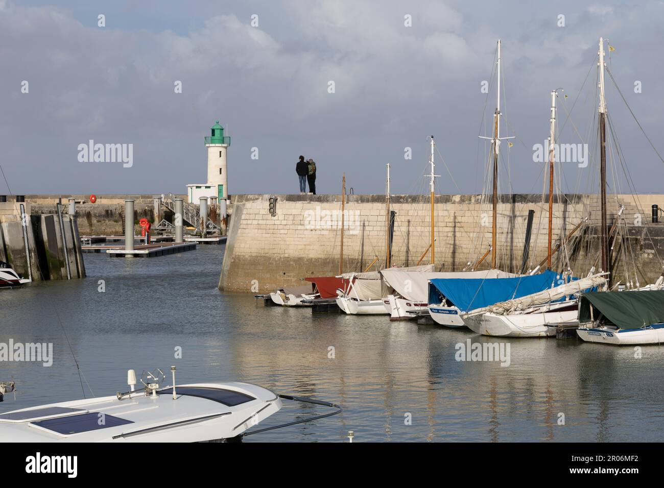 Il vecchio porto di pescatori di la flotte, Ile de Re è ora utilizzato dalle imbarcazioni da diporto e dalle classiche barche da pesca a vela Foto Stock