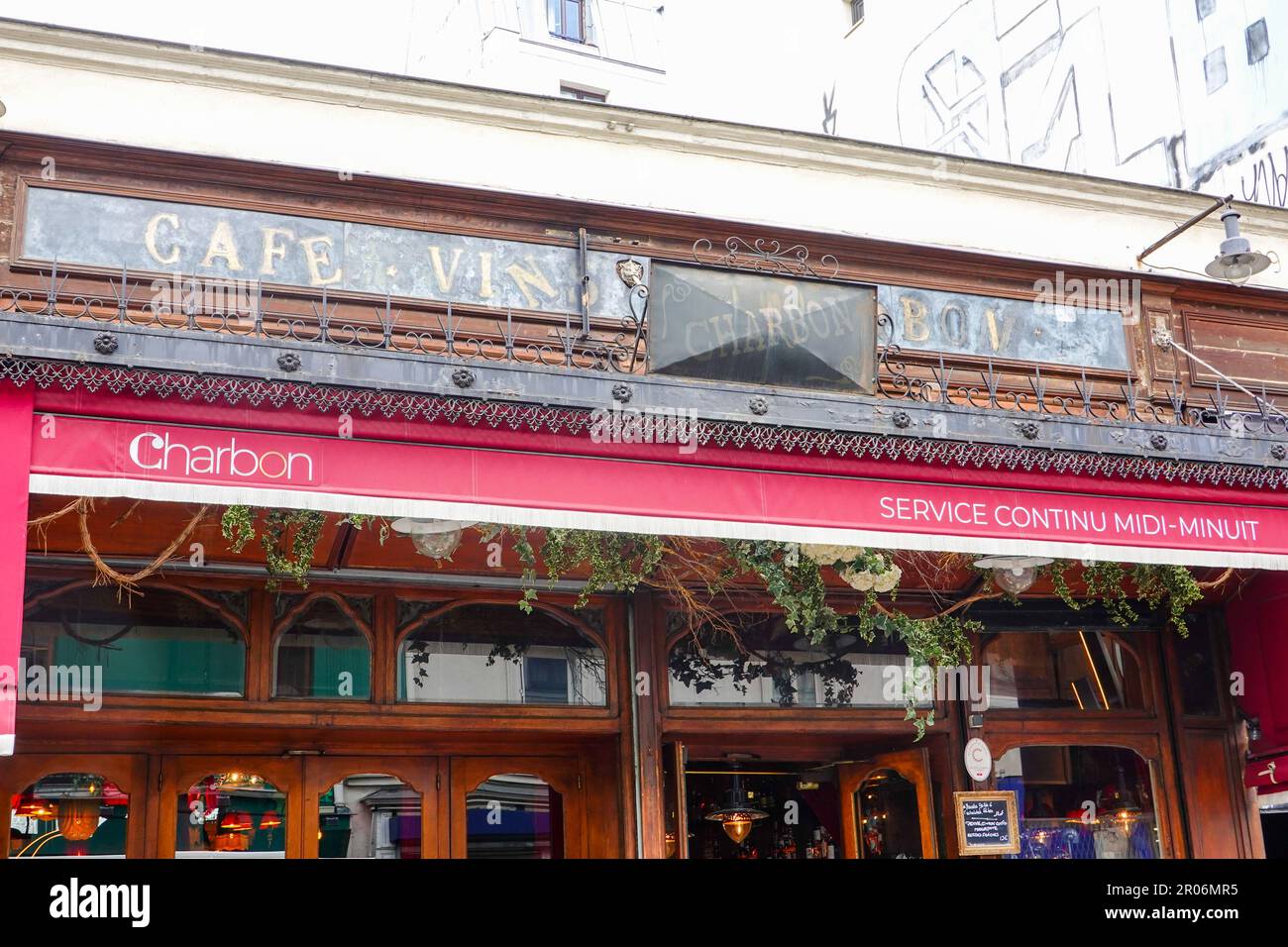 Café Charbon, informale caffè francese con patio ristorante che serve piatti tradizionali, 11th ° arrondissement, Parigi, Francia. Foto Stock