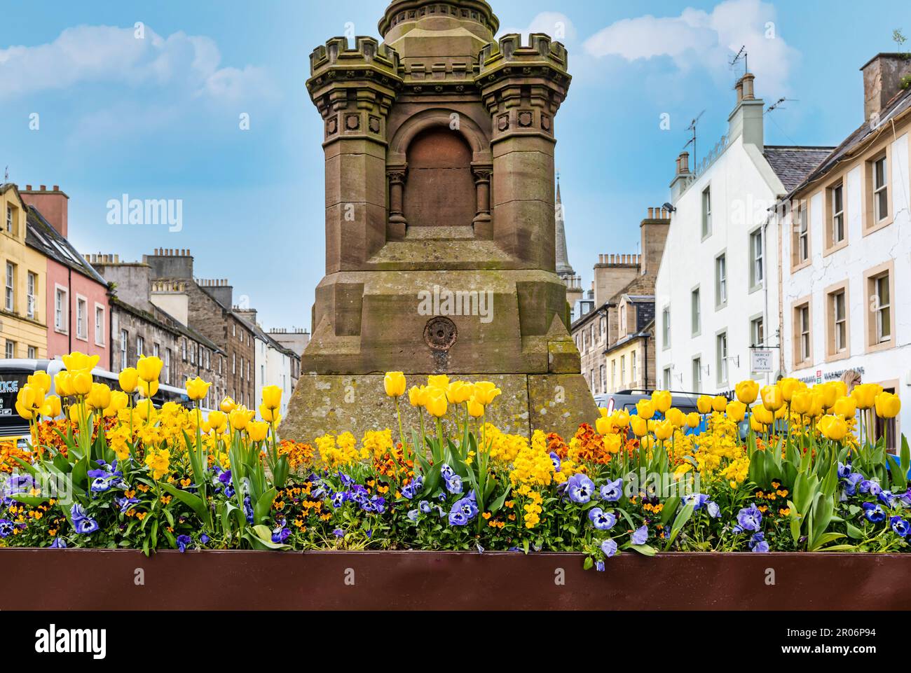 Fiori primaverili in una scatola di fiori a mercat o mercato croce, High Street, Haddington, East Lothian, Scozia, REGNO UNITO Foto Stock