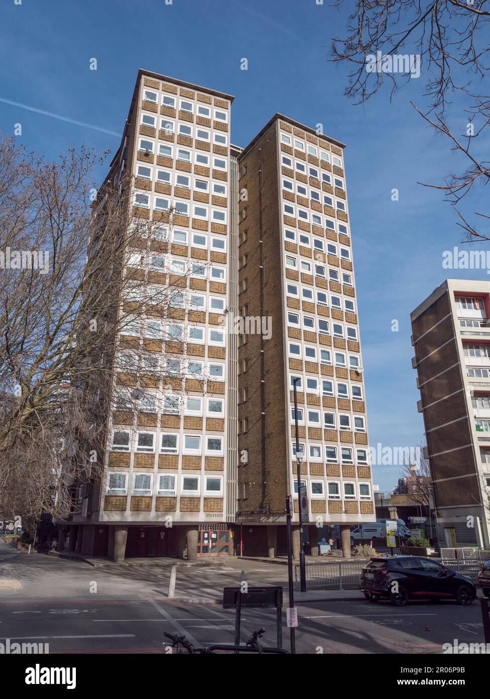 Stangate House (1964) un blocco di torre in cemento su Royal Street nel centro di Londra, Regno Unito. Foto Stock