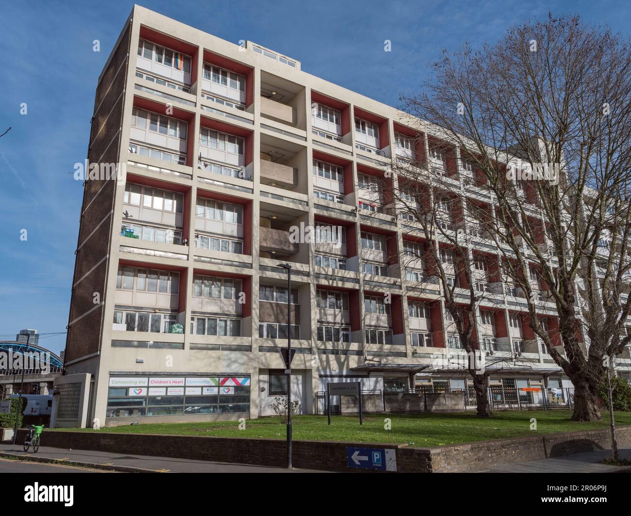 Canterbury House (1957), progettata da Leslie G Creed, un blocco di appartamenti a torre incorniciato in cemento nel centro di Londra, Regno Unito. Foto Stock