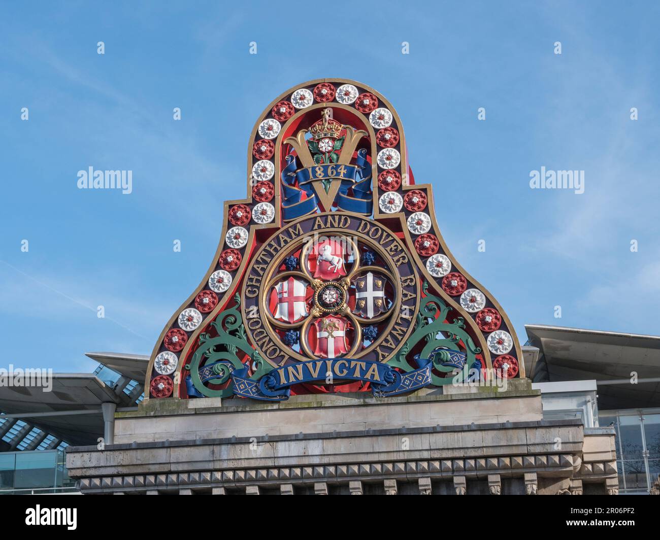 Bella Londra Chatham e dover Railway Invicta emblema sul lato del Blackfriars Railway Bridge nel centro di Londra, Regno Unito. Foto Stock