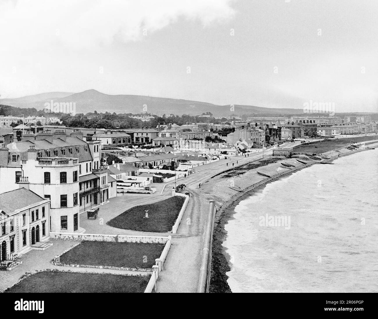 Una vista del tardo 19th ° secolo di Bray, una città costiera nella contea nord di Wicklow, Irlanda, situato a circa venti km (12 miglia) a sud del centro di Dublino. Fu originariamente sviluppato come una città di villeggiatura pianificata nel 19th ° secolo, quando la sua popolarità come stazione balneare è stata servita dalla Dublino e Kingstown Railway, che è stata estesa a Bray nel 1854. Foto Stock