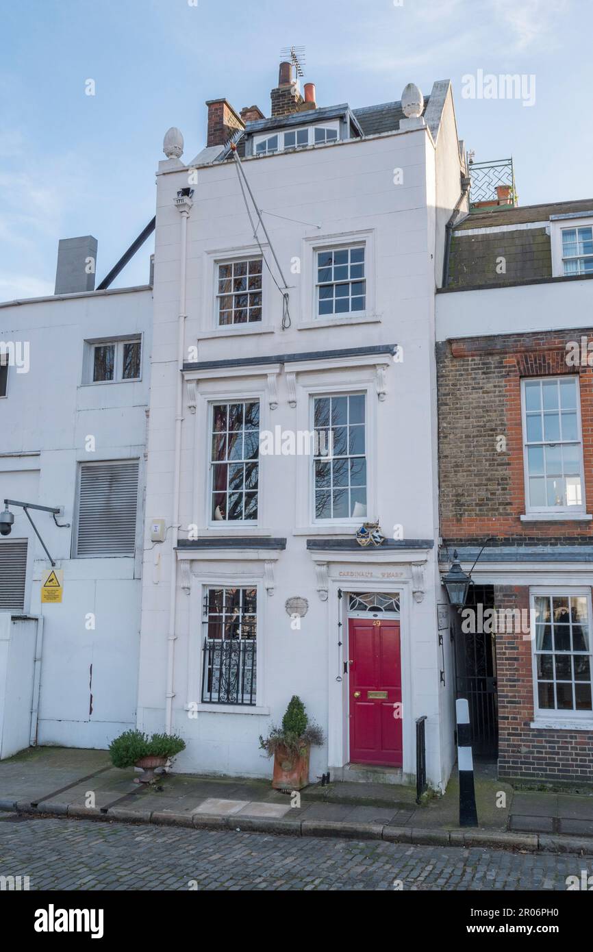 Cardinal's Wharf, No. 49 Bankside, una casa a tre piani che ha una targa che sostiene di essere una ex casa di Sir Christopher Wren, Londra, Regno Unito. Foto Stock