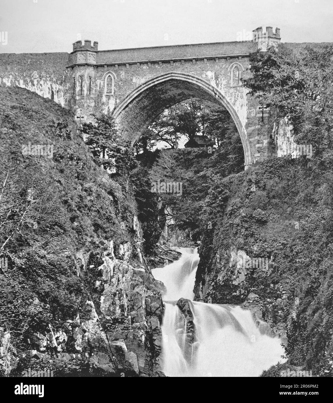 Una vista del tardo 19th ° secolo della cascata e del ponte a Poulaphoocca, aka Pollaphuca sul fiume Liffey tra le contee irlandesi Wicklow e County Kildare. È nota principalmente per la sua centrale idroelettrica e il lago artificiale associato, noto come Poulaphoocca Reservoir, Poulaphoocca Lake, o Blessington Lakes. Foto Stock