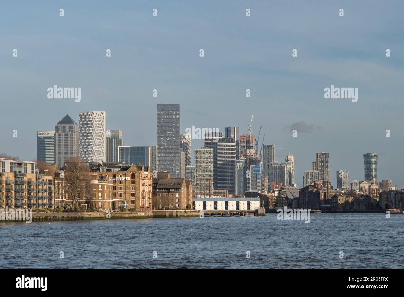 Vista a lunga distanza dei grattacieli di London Docklands, Londra, Regno Unito. Foto Stock