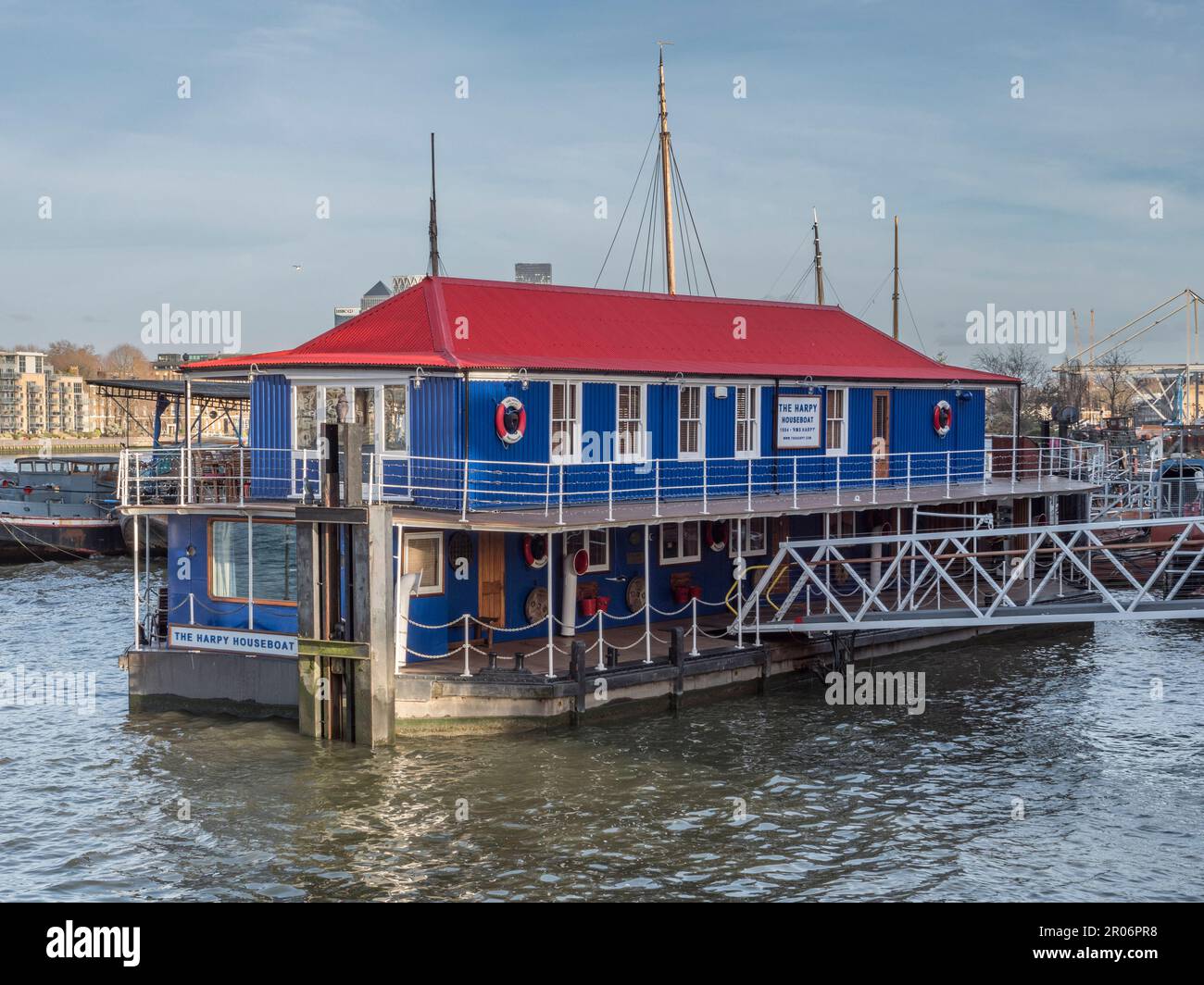 L'Harpy Houseboat (HMS Harpy) ormeggiato sul Tamigi vicino al Tower Bridge, Londra, Regno Unito. Foto Stock