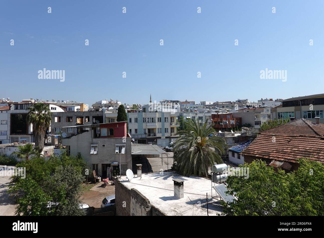 Tipico paesaggio urbano turco con case dense in piedi in cattive condizioni vista dalla finestra in giorno luminoso senza nuvole Foto Stock