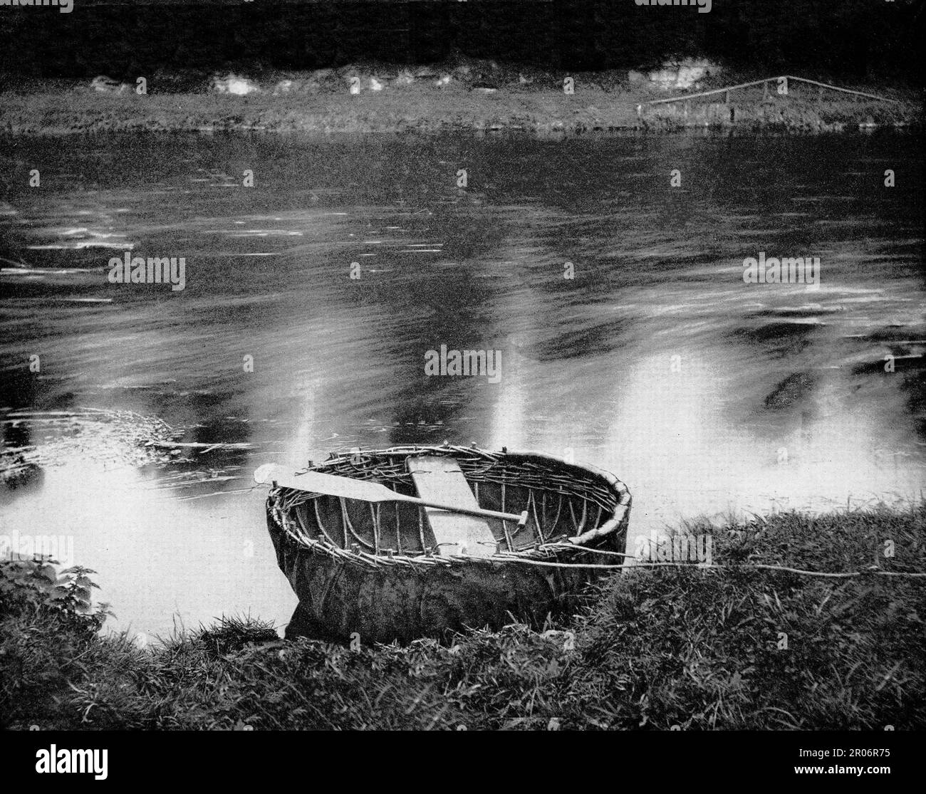 Una vista del tardo 19th ° secolo di un coracolo sul fiume Boyne sul confine della contea di Meath/Louth, Irlanda. La struttura è costituita da un telaio di canne di salice spaccate e intrecciate, legate con corteccia di salice, con una pelle animale come il cavallo o la pelle di giovenco per lo strato esterno con un sottile strato di catrame per impermeabilizzarlo. È sempre stato utilizzato per la pesca del salmone sul Boyne, dal momento in cui i monaci cistercensi erano in possesso dell'Abbazia di Melifont. Foto Stock