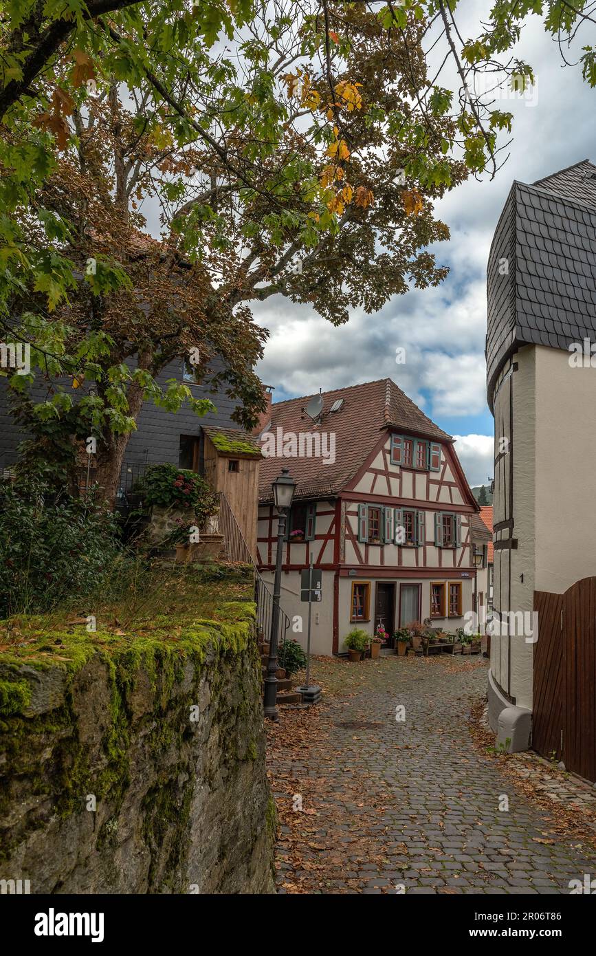 Piccola strada con case a graticcio nel centro storico, Kronberg im Taunus, Germania Foto Stock
