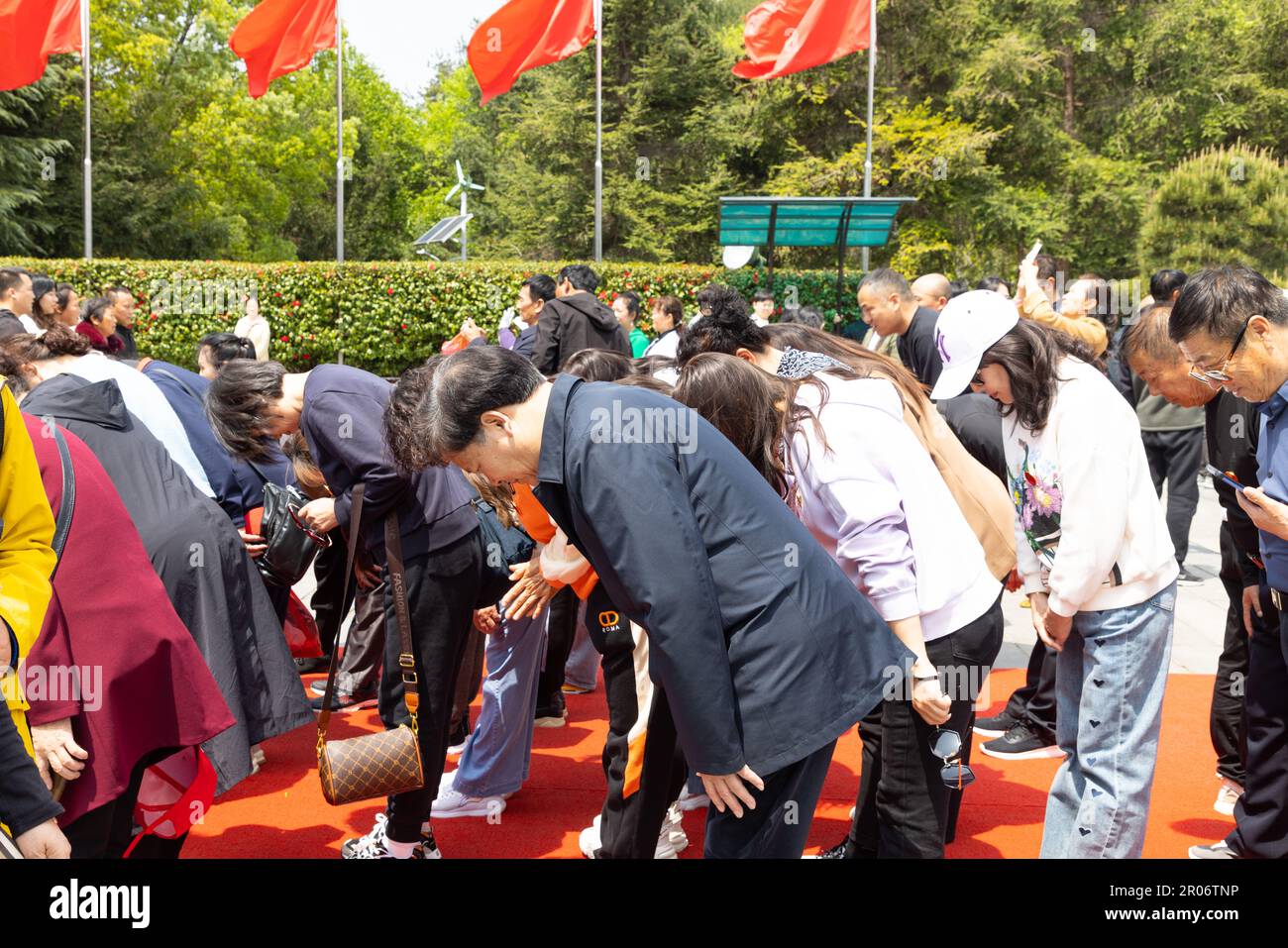 7 4 2023 turisti cinesi, studenti della scuola visitare una statua di Mao Zedong (TSE-tung) piazza Mao nella sua città natale e Shaoshan, Hunan, Chi Foto Stock