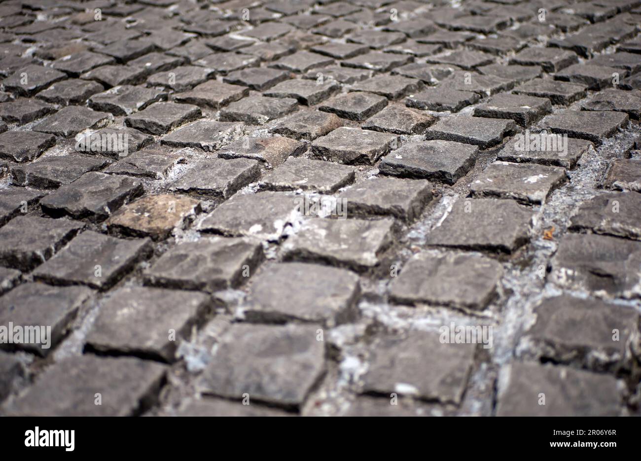 Pavimento in lastre di pietra vulcanica, per sfondo naturale. Foto Stock