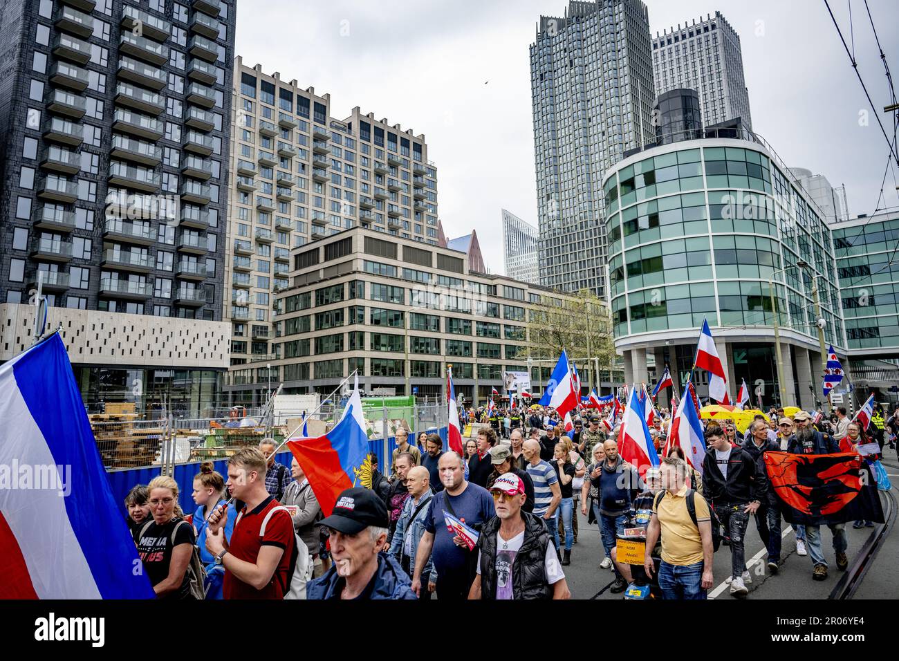 L'AIA - i membri del movimento per la libertà insieme per i Paesi Bassi dimostrano al Koekamp. Secondo i dimostranti, Mark Rutte dovrebbe dimettersi come primo ministro e aspirante emittente Ongehoord Nederland (ON!) non deve essere rimosso dall'ordine pubblico. ANP ROBIN UTRECHT olanda fuori - belgio fuori Foto Stock