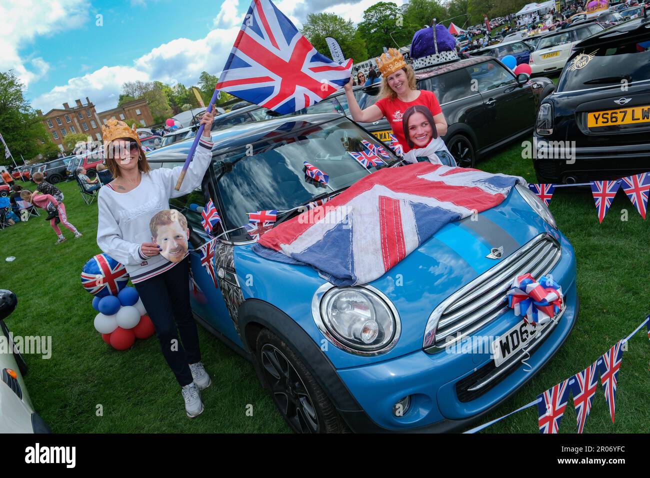 Il British Mini Day si è tenuto a Himley Hall Nr Dudley, West Midlands, per celebrare l'iconica Mini dal 1959 ai giorni nostri. Questa mostra di quest’anno ha visto anche la clib celebrare l’incoronazione dei Re con temi patriottici e mostre del passato e del presente di Mini. C'era anche un Royal Mini picnic nel Parco. LR Caroline Curry & Francoise Lucas dal Mini Girls UK Club la sede, Himley Hall & Park è un edificio del 18th ° secolo adagiato su 180 acri di parco paesaggistico 'Capability Brown'. Per oltre quattro secoli fu la casa dei Signori di Dudley e dei loro cavalieri. Domenica 7th maggio era t Foto Stock