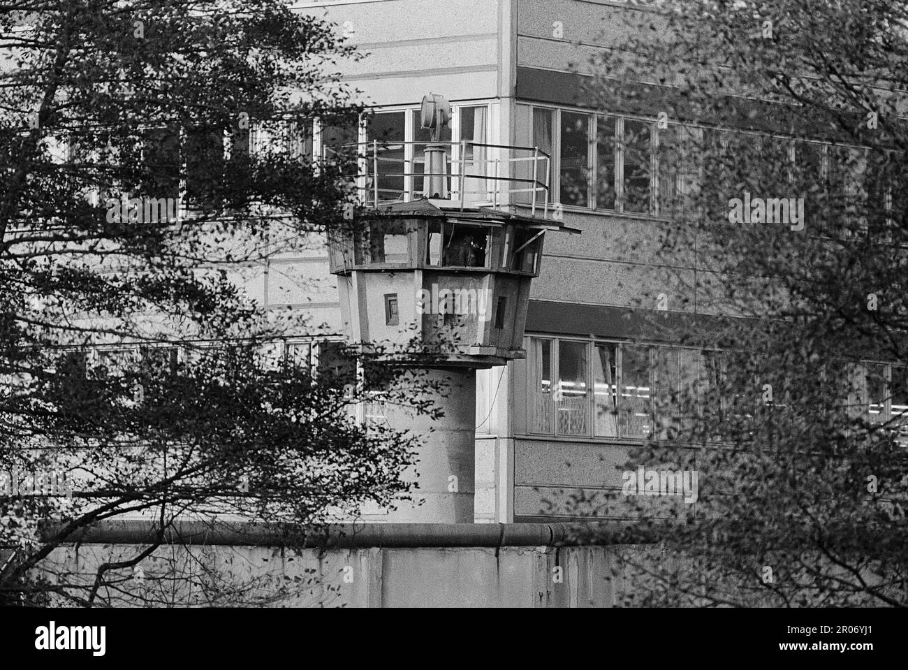 -Frontiera interna tra la Repubblica federale di Germania (RFT) e la Repubblica democratica tedesca (DDR), torre di guardia della polizia di frontiera della DDR (volkspolizei) presso una fabbrica, ottobre 1985-confinamento interno fra Repubblica Federale Tedesca (RFT) e Repubblica democratica Tedesca (DDR), torre di guardia della polizia di facciata della DDR ( volkspolizei ) nei pressi di una fabbrica, ottobre 1985 Foto Stock