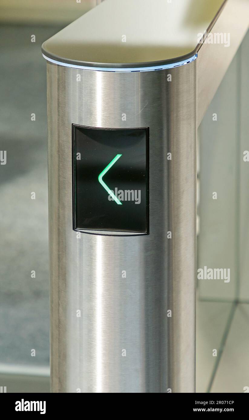 Moderno cancello d'ingresso al coperto accessibile tramite pass card digitale Foto Stock