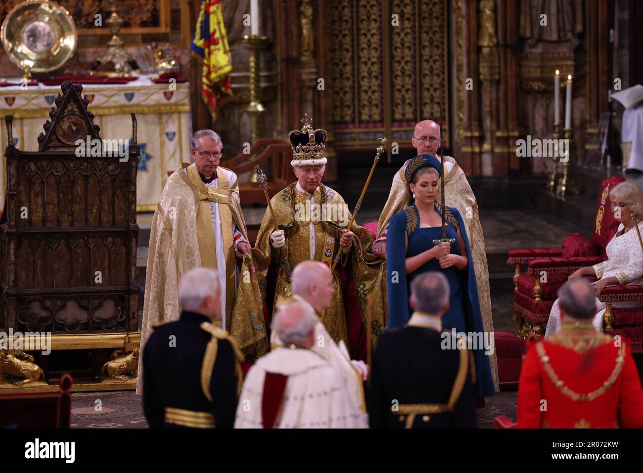 Re Carlo III con il Presidente del Consiglio, Penny Mordaunt, che porta la spada di Stato, durante la sua incoronazione all'Abbazia di Westminster, Londra. Data immagine: Sabato 6 maggio 2023. Foto Stock