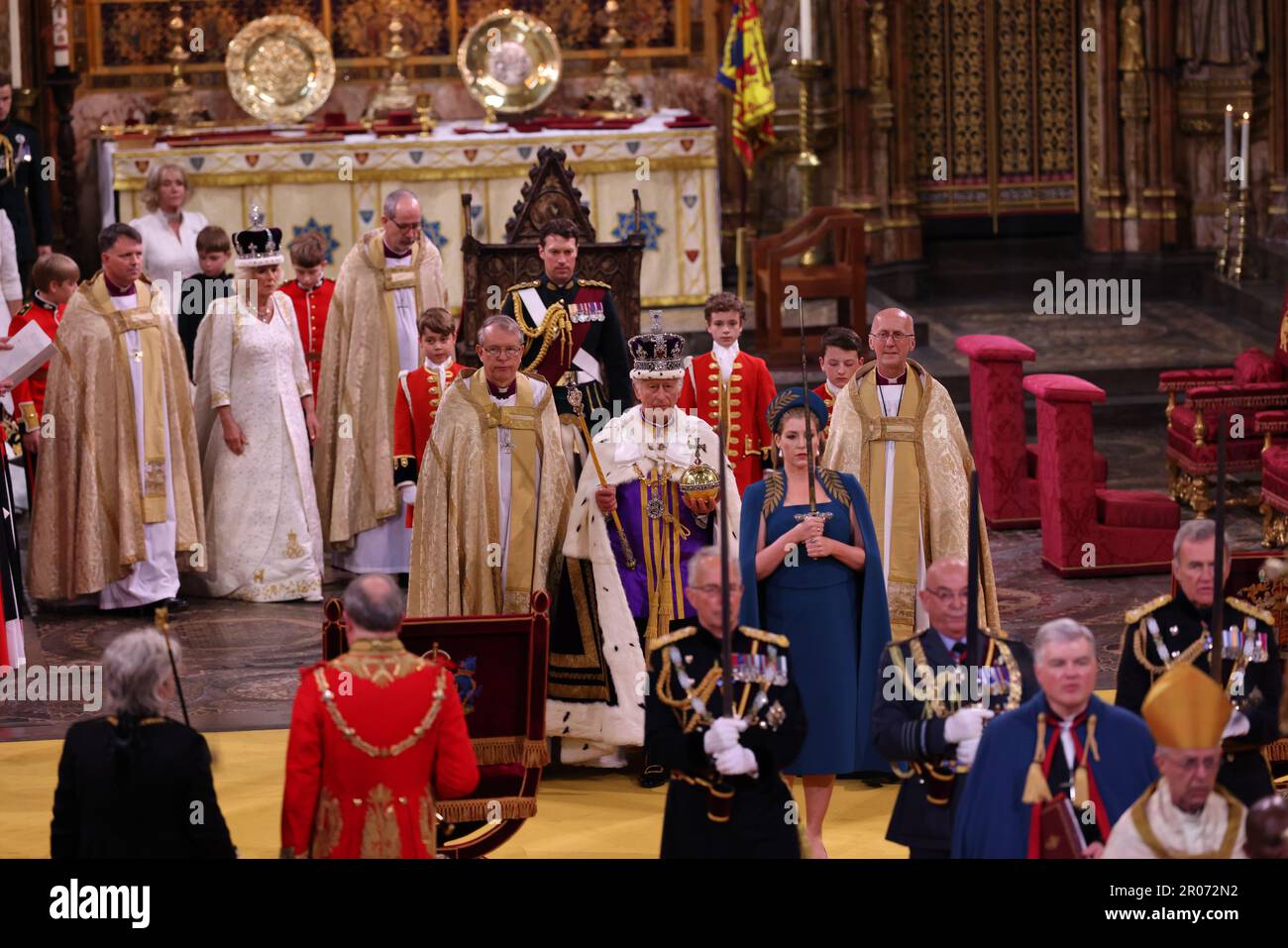 Re Carlo III con l'Orb del Sovrano, come Signore Presidente del Consiglio, Penny Mordaunt, porta la spada di Stato, durante la sua incoronazione all'Abbazia di Westminster, Londra. Data immagine: Sabato 6 maggio 2023. Foto Stock
