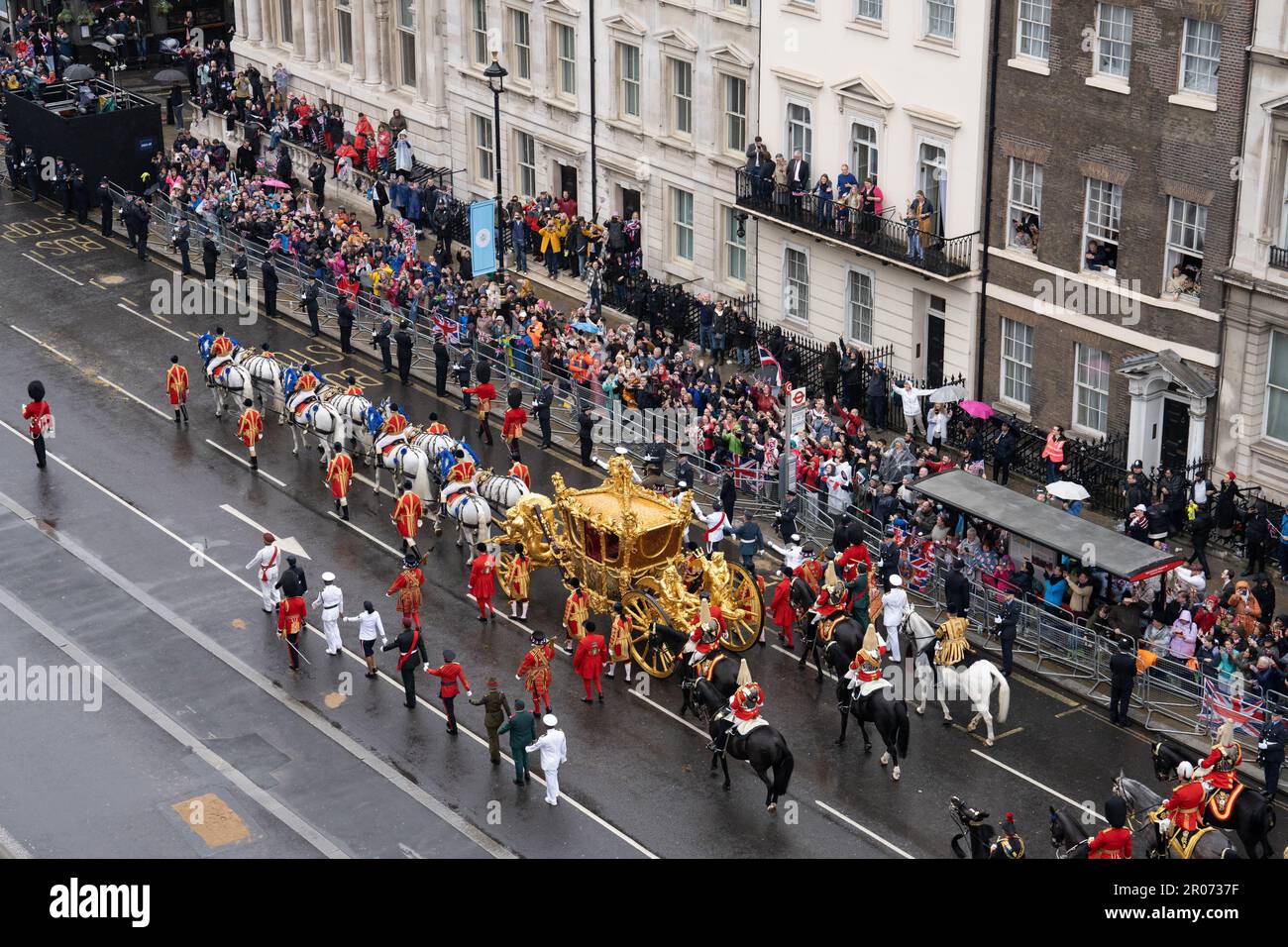 Re Carlo III e la Regina Camilla sono portati nella Gold state Coach, trainati da otto Windsor Greys, nella processione di incoronazione mentre lasciano l'Abbazia di Westminster dopo le loro incoronazioni. Data immagine: Sabato 6 maggio 2023. Foto Stock